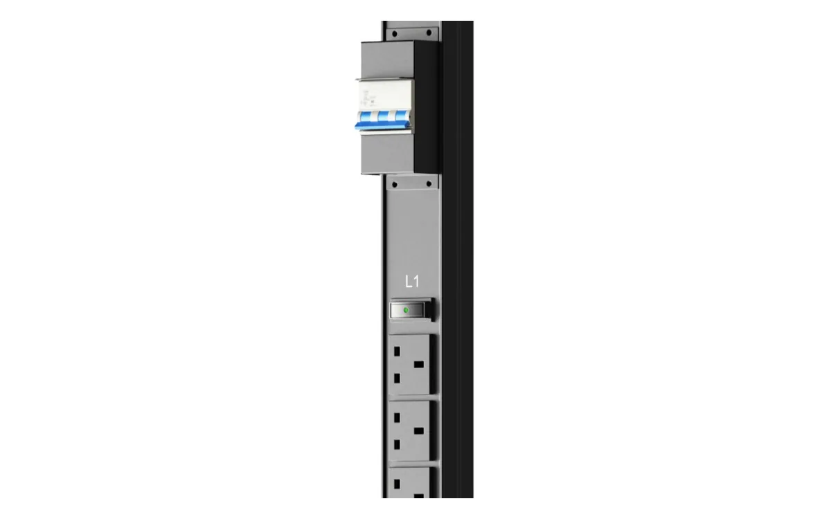 Yiestar Basic rack PDU with breaker and UK outlets